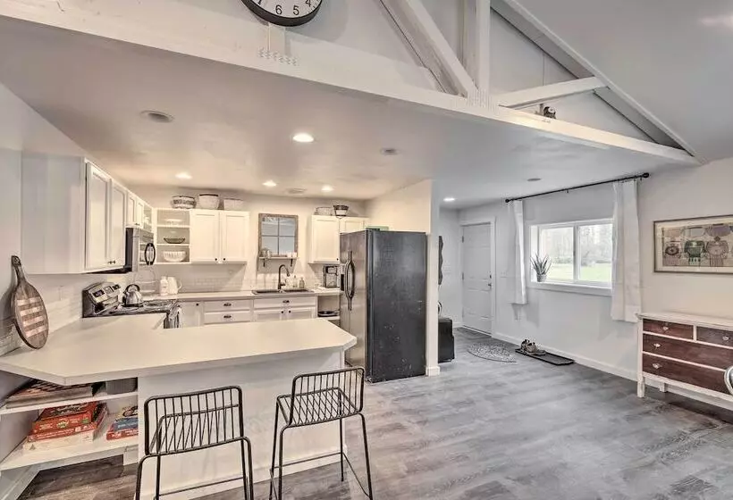 Quaint, Cozy Outdoor Retreat Near Mt Rainier!