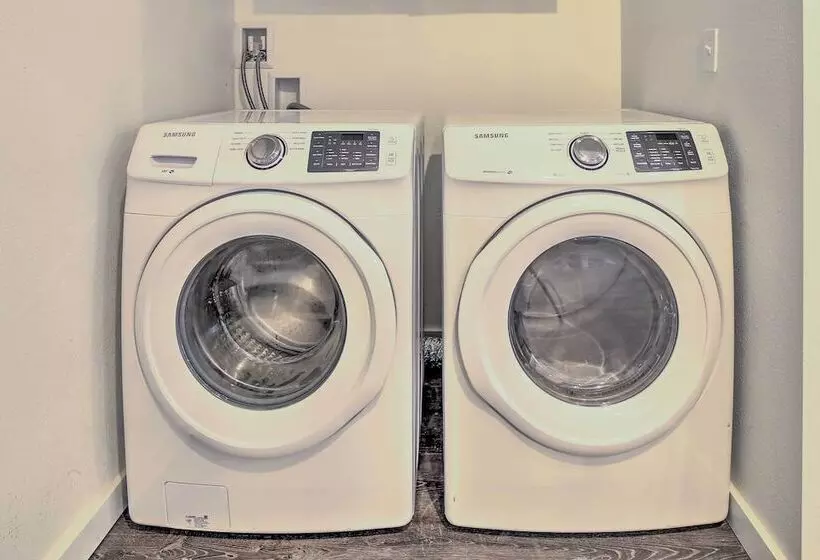 Quaint, Cozy Outdoor Retreat Near Mt Rainier!