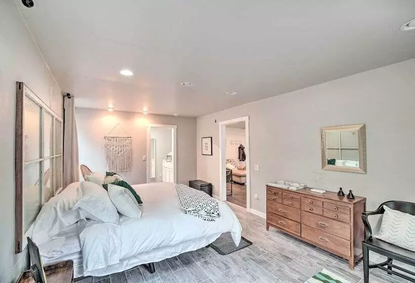 Quaint, Cozy Outdoor Retreat Near Mt Rainier!