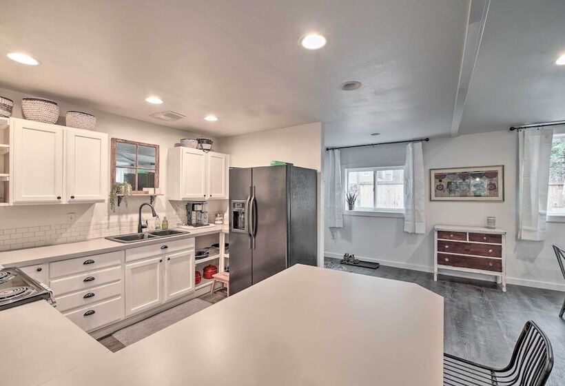 Quaint, Cozy Outdoor Retreat Near Mt Rainier!