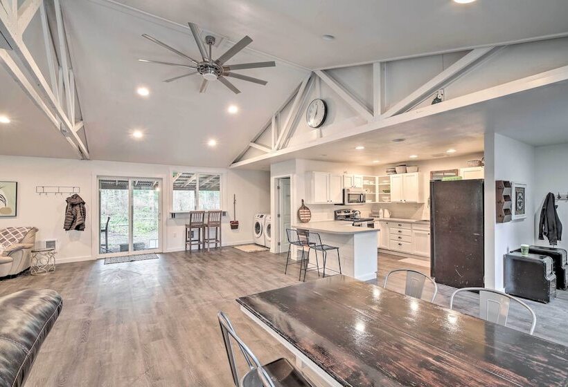 Quaint, Cozy Outdoor Retreat Near Mt Rainier!