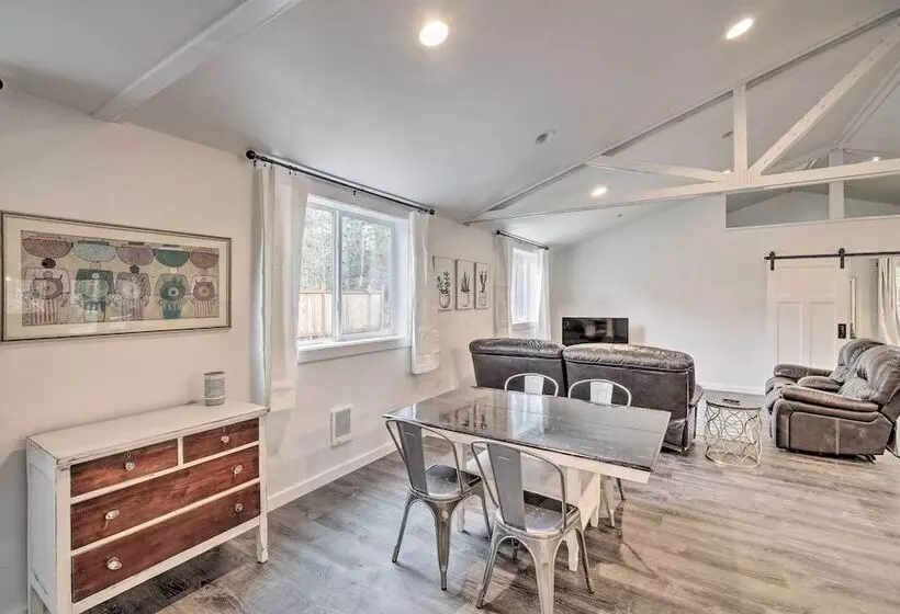 Quaint, Cozy Outdoor Retreat Near Mt Rainier!