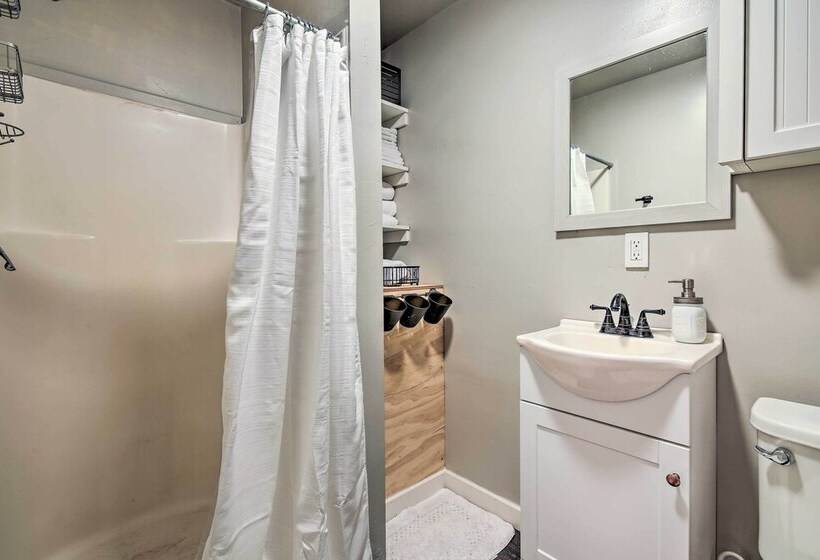 Quaint, Cozy Outdoor Retreat Near Mt Rainier!