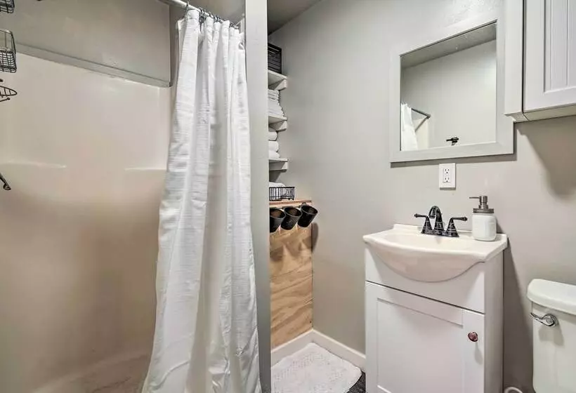 Quaint, Cozy Outdoor Retreat Near Mt Rainier!