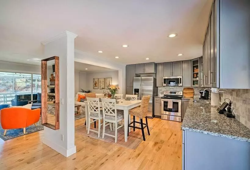 Rogers Lakehouse W/ Deck, Near Beaver Lake!