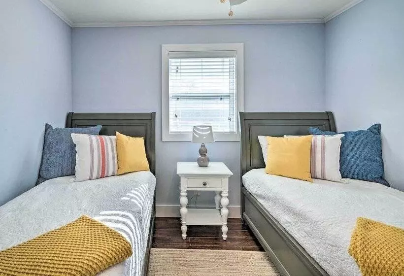 Rogers Lakehouse W/ Deck, Near Beaver Lake!