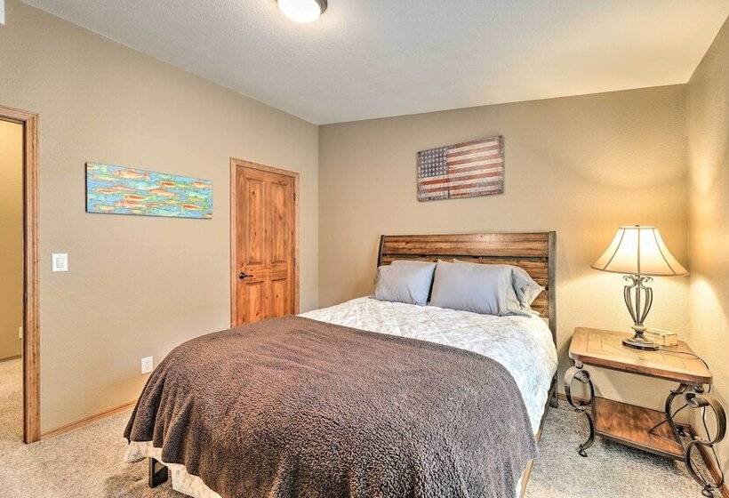 Rustic Escape W/ Deck, Hot Tub & Mountain Views