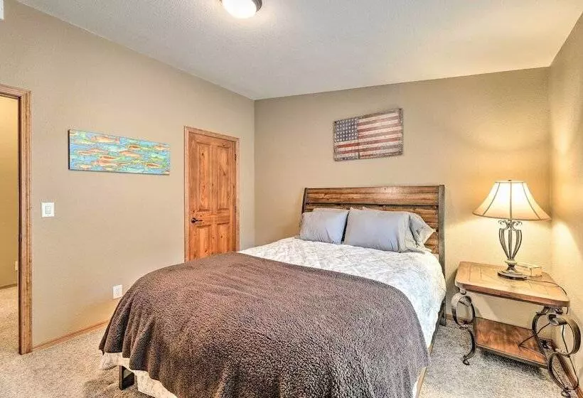 Rustic Escape W/ Deck, Hot Tub & Mountain Views