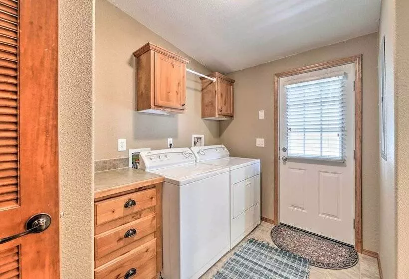 Rustic Escape W/ Deck, Hot Tub & Mountain Views