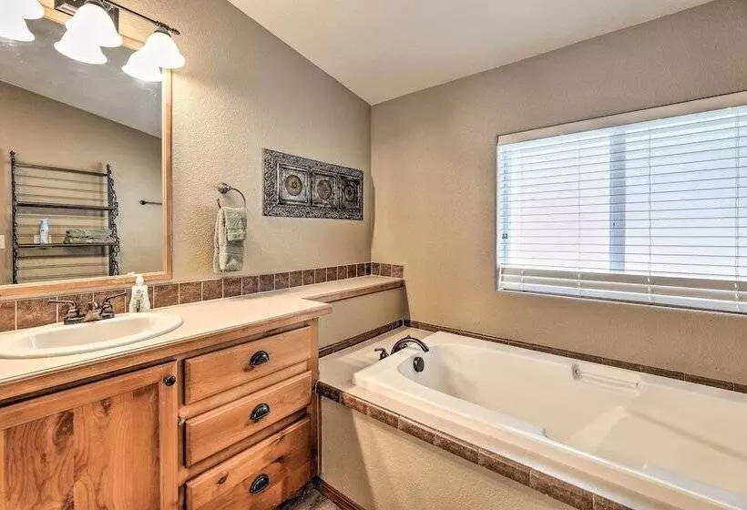 Rustic Escape W/ Deck, Hot Tub & Mountain Views