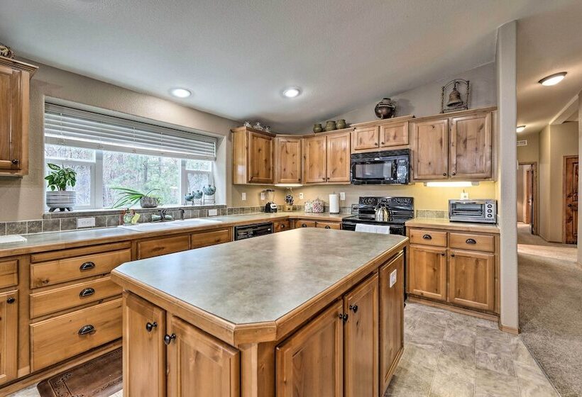 Rustic Escape W/ Deck, Hot Tub & Mountain Views