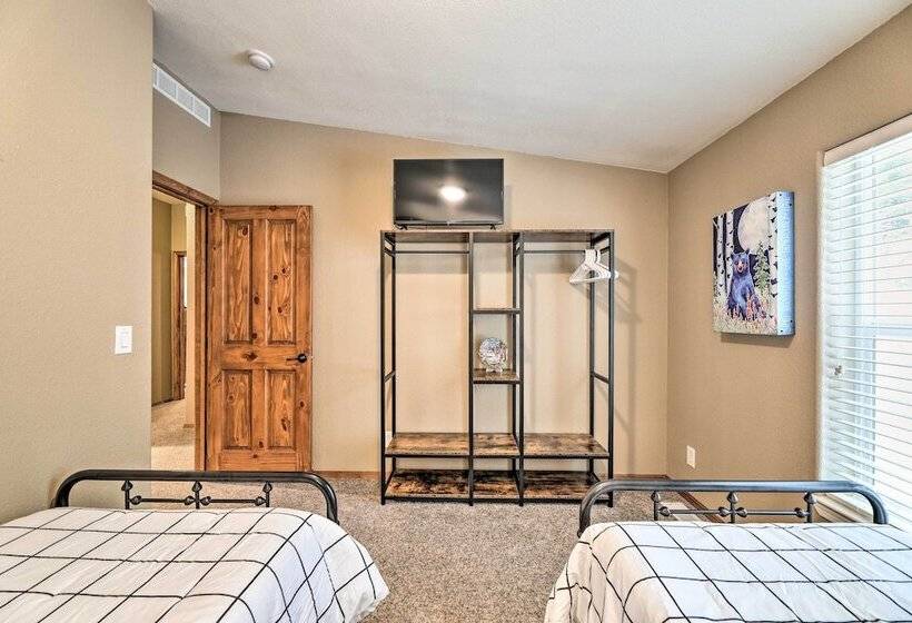 Rustic Escape W/ Deck, Hot Tub & Mountain Views