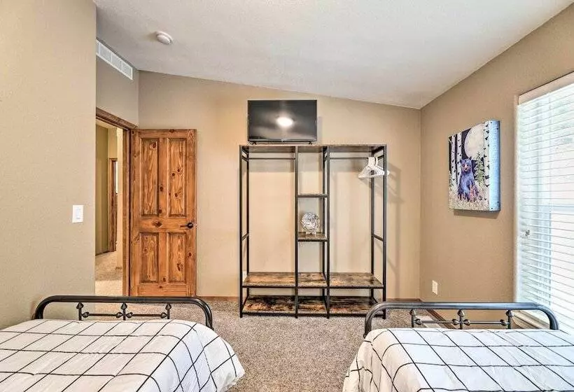 Rustic Escape W/ Deck, Hot Tub & Mountain Views