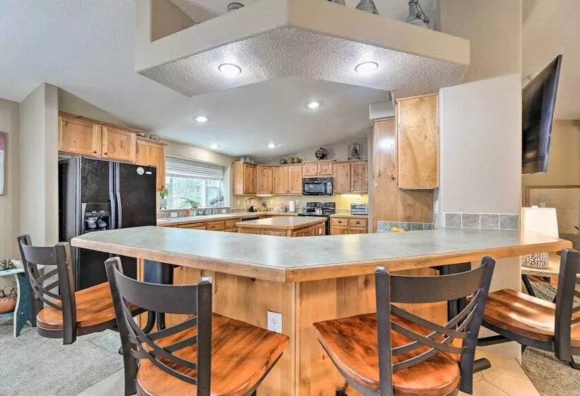 Rustic Escape W/ Deck, Hot Tub & Mountain Views