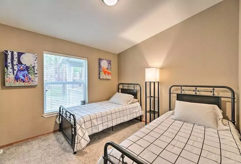 Rustic Escape W/ Deck, Hot Tub & Mountain Views