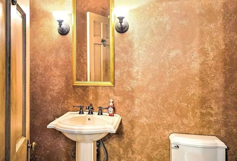 Secluded Ranch W/ Courtyard ~ 4 Mi To Odessa!
