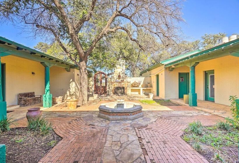 Secluded Ranch W/ Courtyard ~ 4 Mi To Odessa!