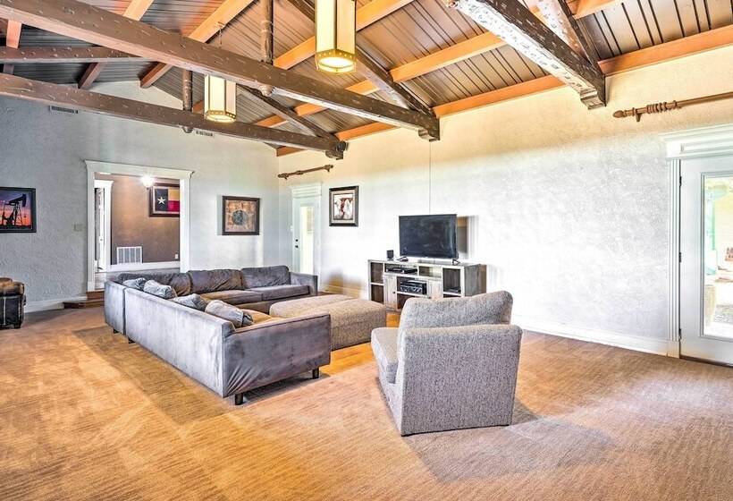 Secluded Ranch W/ Courtyard ~ 4 Mi To Odessa!