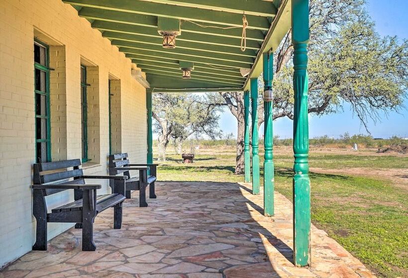 Secluded Ranch W/ Courtyard ~ 4 Mi To Odessa!