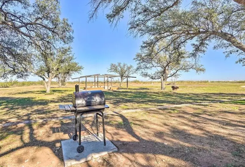 Secluded Ranch W/ Courtyard ~ 4 Mi To Odessa!