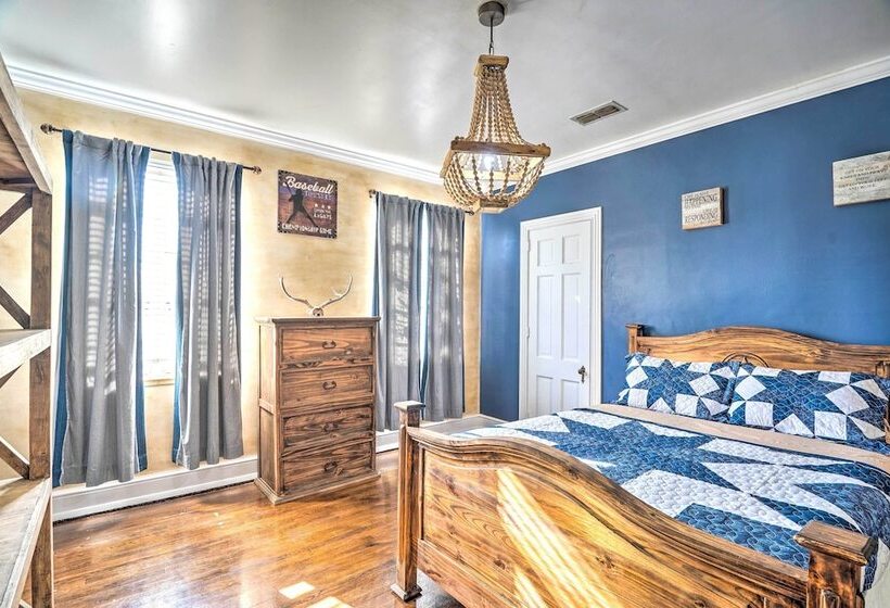 Secluded Ranch W/ Courtyard ~ 4 Mi To Odessa!