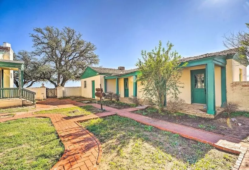 Secluded Ranch W/ Courtyard ~ 4 Mi To Odessa!