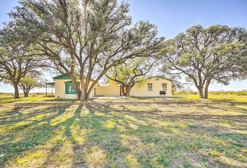 Secluded Ranch W/ Courtyard ~ 4 Mi To Odessa!