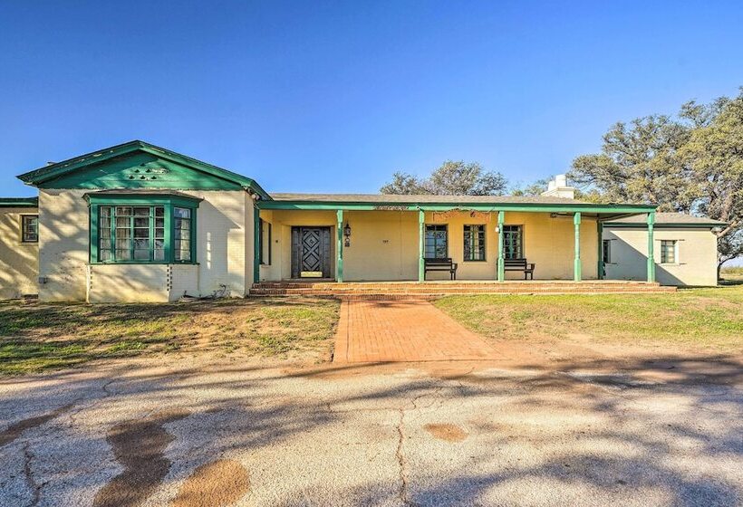 Secluded Ranch W/ Courtyard ~ 4 Mi To Odessa!