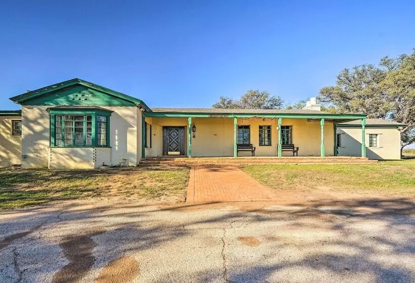 Secluded Ranch W/ Courtyard ~ 4 Mi To Odessa!