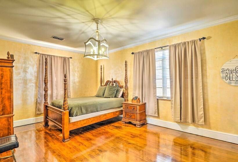 Secluded Ranch W/ Courtyard ~ 4 Mi To Odessa!