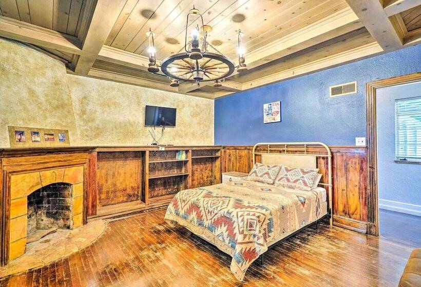 Secluded Ranch W/ Courtyard ~ 4 Mi To Odessa!