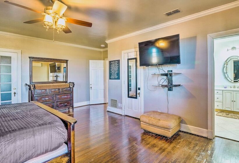 Secluded Ranch W/ Courtyard ~ 4 Mi To Odessa!