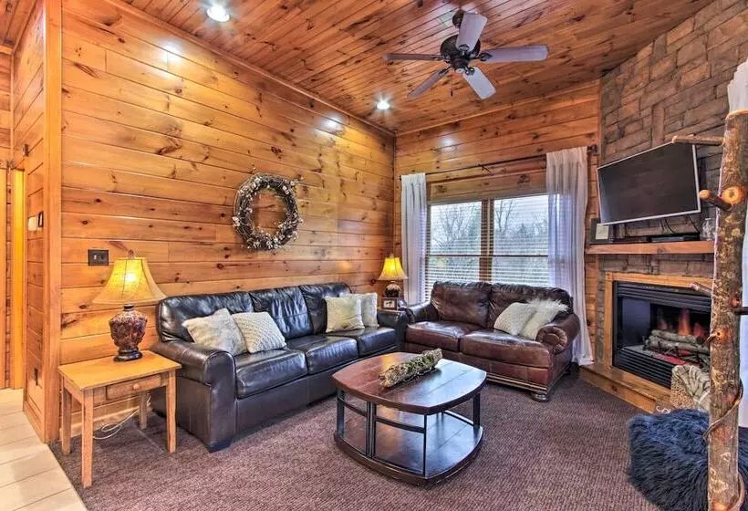 Sevierville Cabin W/ Hot Tub + Large Deck!