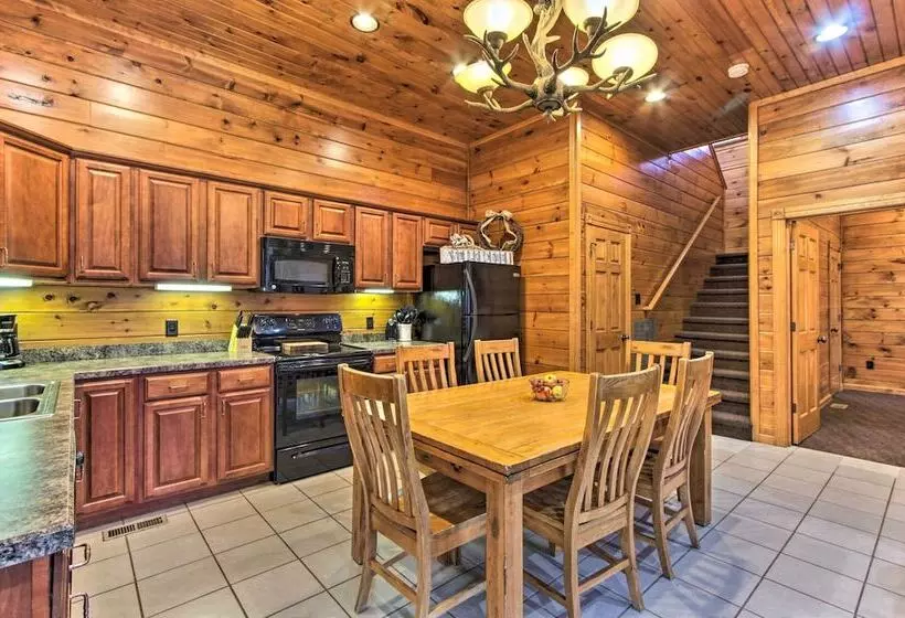 Sevierville Cabin W/ Hot Tub + Large Deck!