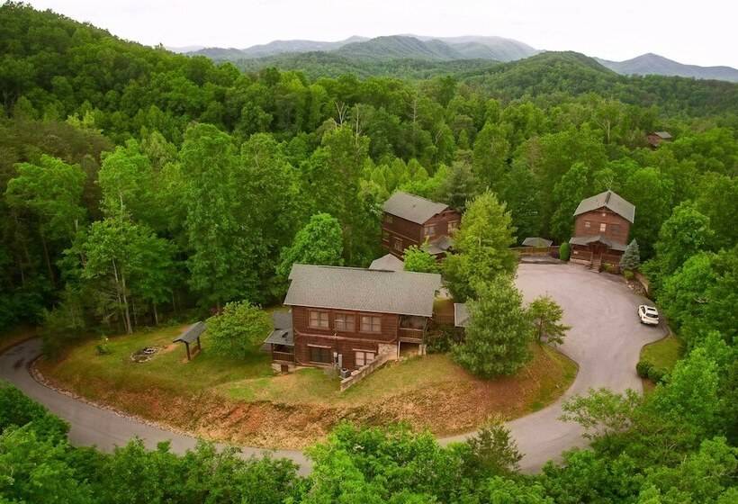 Sevierville Cabin W/ Hot Tub + Large Deck!