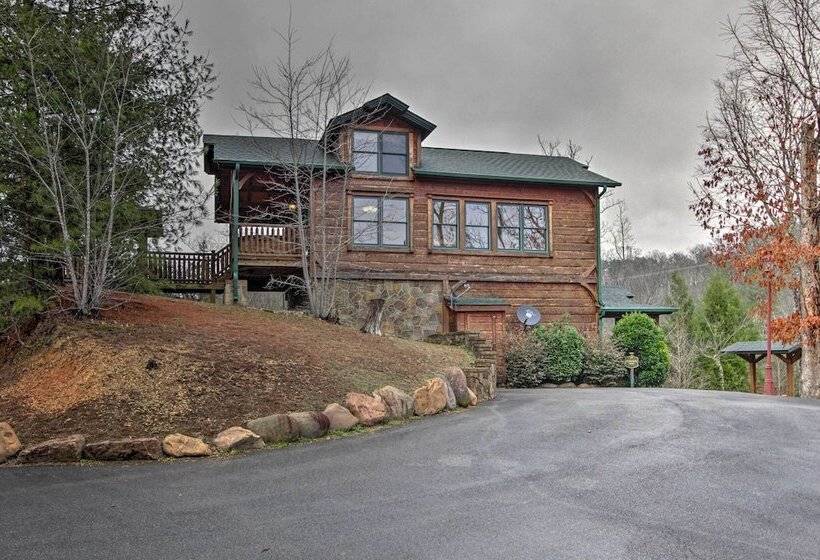Sevierville Cabin W/ Hot Tub + Large Deck!