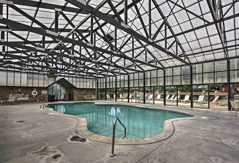 Sevierville Cabin W/ Hot Tub, Views & Pool Access!