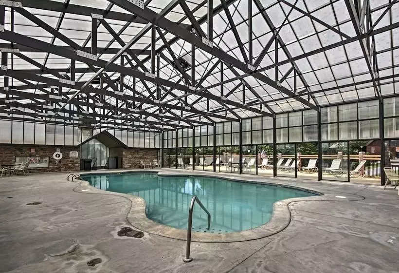 Sevierville Cabin W/ Hot Tub, Views & Pool Access!