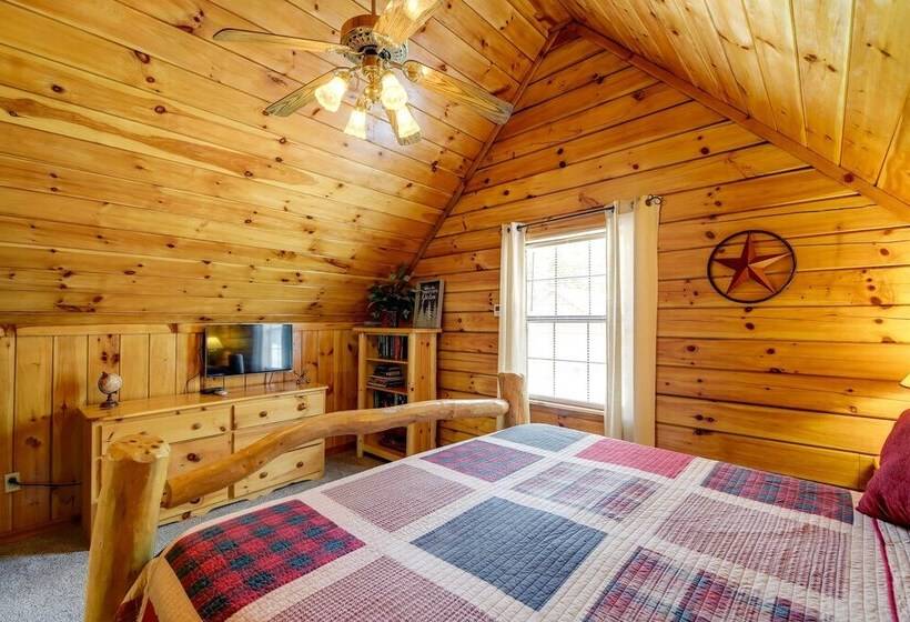 Sevierville Cabin W/ Hot Tub, Views & Pool Access!