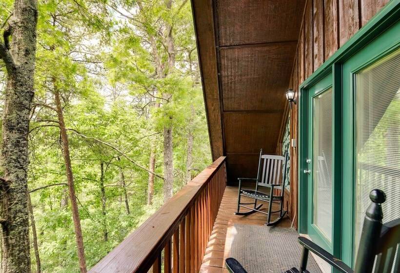 Sevierville Cabin W/ Hot Tub, Views & Pool Access!