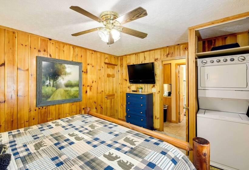 Sevierville Cabin W/ Hot Tub, Views & Pool Access!
