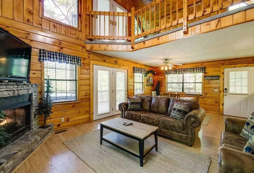 Sevierville Cabin W/ Hot Tub, Views & Pool Access!