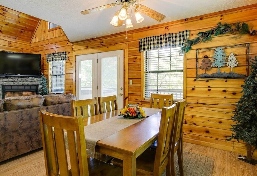 Sevierville Cabin W/ Hot Tub, Views & Pool Access!
