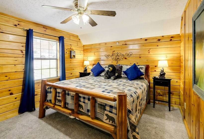 Sevierville Cabin W/ Hot Tub, Views & Pool Access!