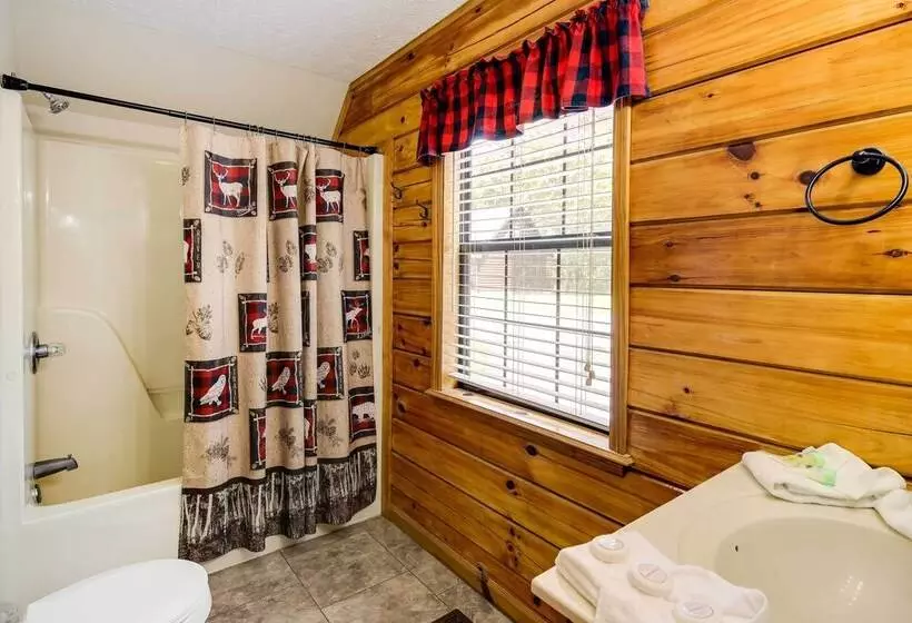 Sevierville Cabin W/ Hot Tub, Views & Pool Access!