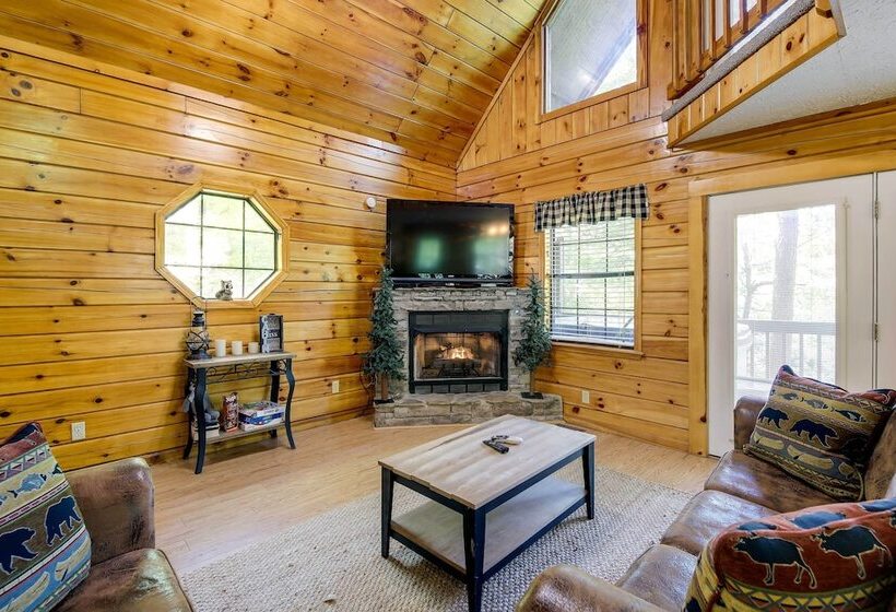 Sevierville Cabin W/ Hot Tub, Views & Pool Access!