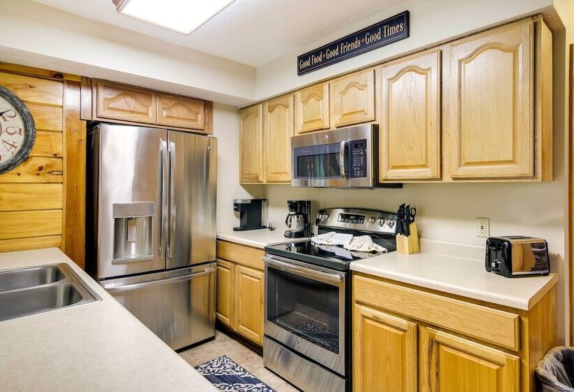 Sevierville Cabin W/ Hot Tub, Views & Pool Access!