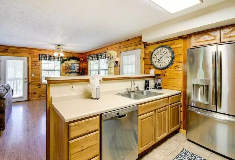 Sevierville Cabin W/ Hot Tub, Views & Pool Access!