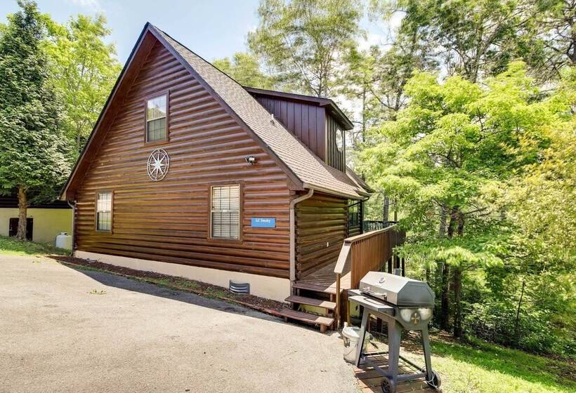 Sevierville Cabin W/ Hot Tub, Views & Pool Access!