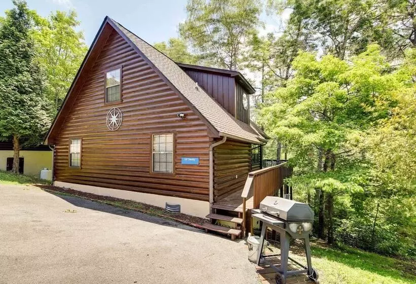 Sevierville Cabin W/ Hot Tub, Views & Pool Access!